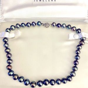 Gorgeous Tahitian pearl necklace.